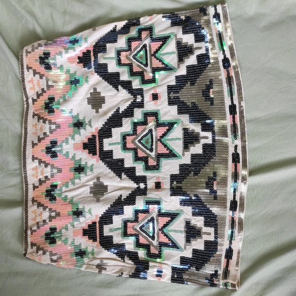 Express geometric patterned skirt - Picture 3 of 7